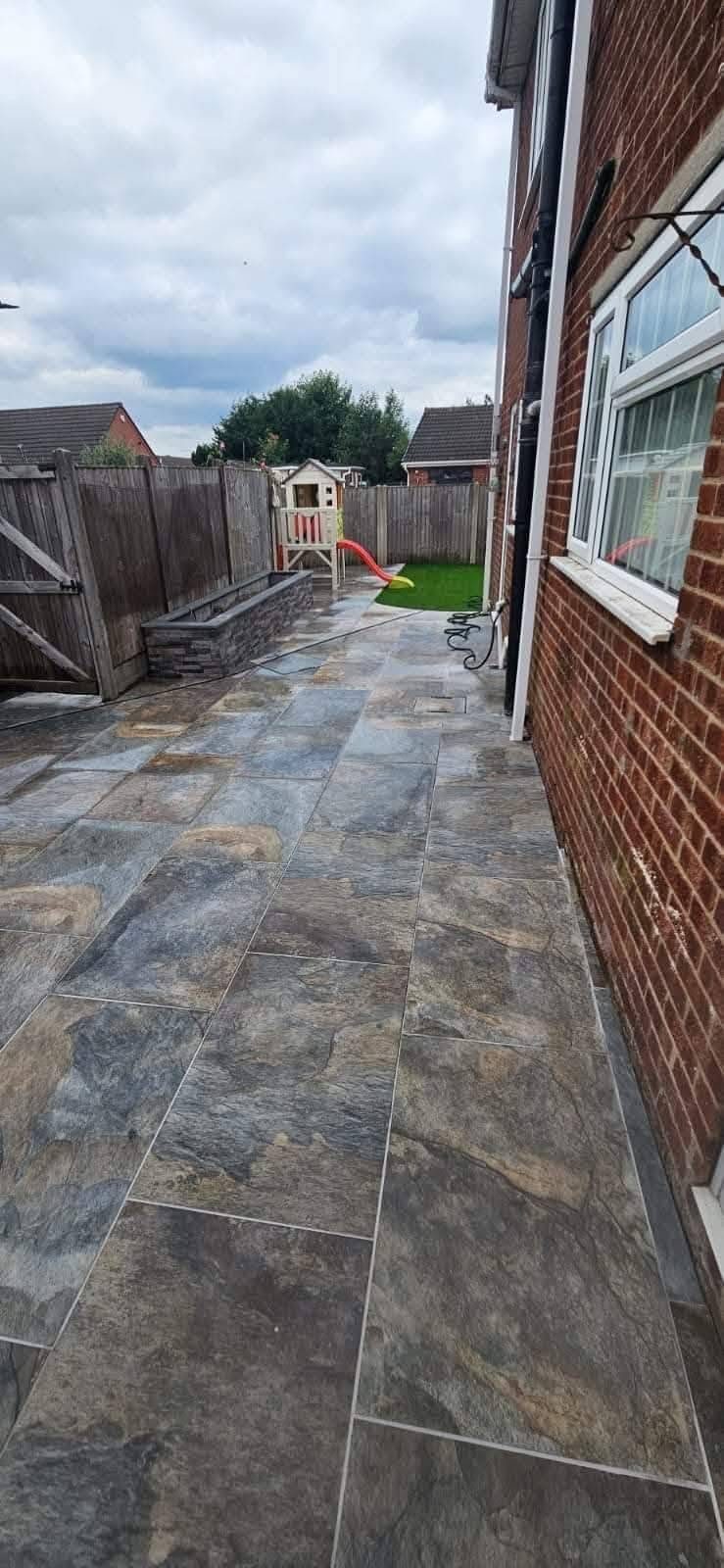 Slate-effect porcelain side path along a house