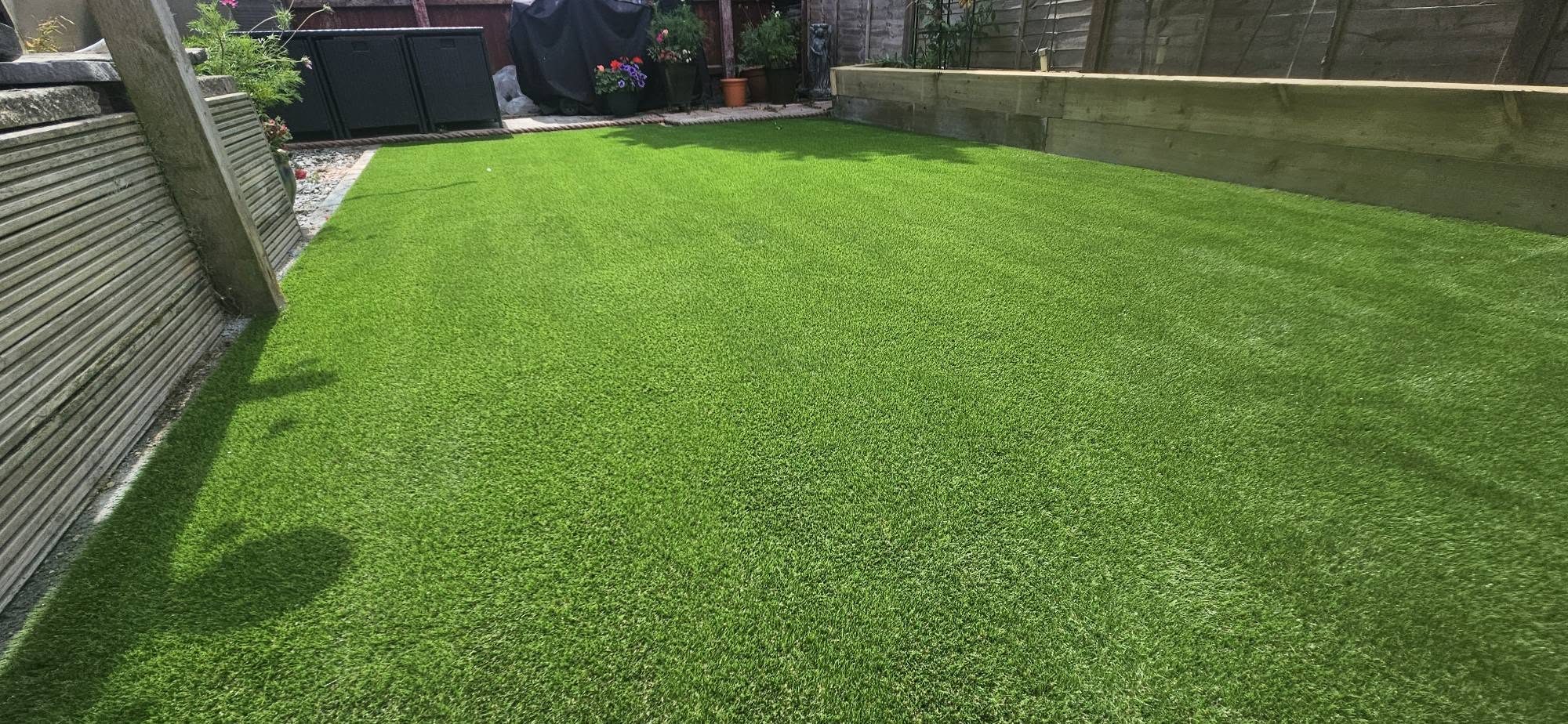 Artificial grass lawn with sleeper edging